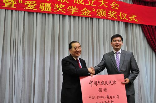 5月21日,在埃及首都開羅,中國駐埃及大使宋愛國(左)代表使館向?qū)W聯(lián)贈(zèng)送辦公用品。新華社記者李來房攝