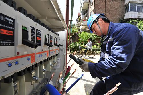6月3日,國(guó)家電網(wǎng)天津城西供電分公司配電施工人員在南開(kāi)區(qū)府湖里居民小區(qū)進(jìn)行低壓開(kāi)關(guān)柜升級(jí)改造。據(jù)預(yù)測(cè),天津市今夏最大用電負(fù)荷將出現(xiàn)在7月下旬或8月上旬,最大電力缺口可達(dá)150萬(wàn)千瓦。國(guó)家電網(wǎng)天津市電力公司采取加緊低壓電網(wǎng)改造、增加售電網(wǎng)點(diǎn)、提高報(bào)修電話接入效率等措施,保障居民夏季安全用電。新華社發(fā)(吳宣述 攝)