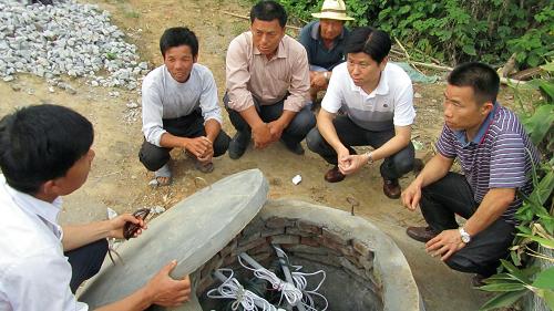 華容縣東山鎮(zhèn)黨委書記黃建明(右二)與群強村村支兩委負責人、村民一道制定打井方案(6月1日攝)。新華社記者 蘇曉洲 攝