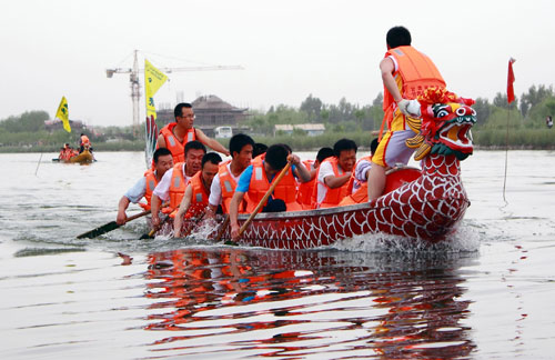 6月4日,一支龍舟隊(duì)在比賽中沖過終點(diǎn)。新華社記者 李暢翔 攝