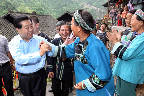 這是6月2日,賈慶林在湖南古丈縣默戎鎮(zhèn)毛坪村夯吾苗寨看望少數(shù)民族群眾。新華社記者 姚大偉 攝