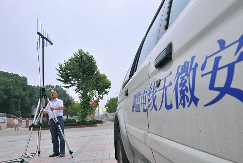 6月7日,一位工人員在安徽滁州市一高考考點(diǎn)調(diào)試移動(dòng)監(jiān)測系統(tǒng)。新華社發(fā)(王家國 攝)
