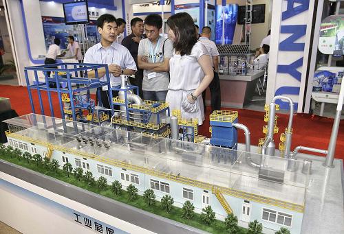 6月7日,在第十二屆中國國際環(huán)保展覽會上,工作人員向觀眾介紹“工業(yè)危廢處理技術(shù)與裝備”。新華社發(fā)(趙冰 攝)