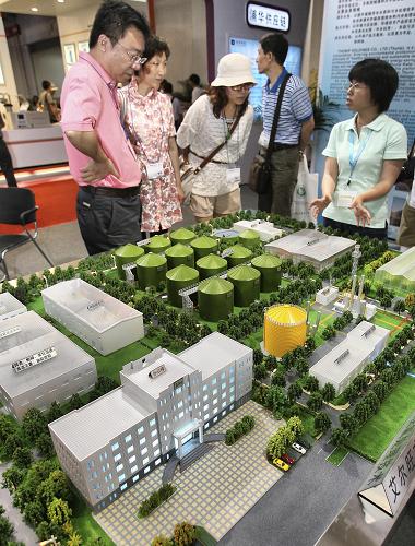 6月7日,在第十二屆中國國際環(huán)保展覽會上,工作人員向觀眾介紹“市政污泥/餐廚垃圾厭氧處理技術(shù)”。 新華社發(fā)(趙冰 攝)
