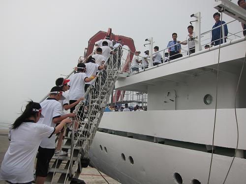 6月8日,來自濰坊市昌樂縣第二中學(xué)的學(xué)生登上“向陽紅09”船。新華社記者張旭東 攝