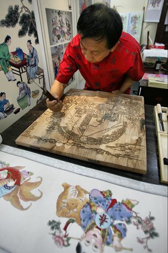 6月8日,楊柳青年畫傳承人霍慶順在中華典籍與非物質(zhì)文化遺產(chǎn)特展上演示年畫制作過程。當(dāng)日,“冊府琳瑯,根脈相承——中華典籍與非物質(zhì)文化遺產(chǎn)特展”在北京國家圖書館古籍館開幕。展覽展示了近200種記載著有關(guān)非物質(zhì)文化遺產(chǎn)內(nèi)容的珍貴歷史文獻。展覽期間,部分國家級非物質(zhì)文化遺產(chǎn)名錄項目代表性傳承人應(yīng)邀在現(xiàn)場進行技藝演示。新華社發(fā)(趙冰 攝)