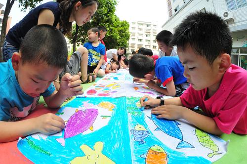 6月8日,四川省南充市順慶區(qū)金紅國際幼稚園的小朋友在長卷上作畫,描繪心中的海洋。當日是世界海洋日暨全國海洋宣傳日,四川省南充市順慶區(qū)金紅國際幼稚園開展“描繪心中海洋”繪畫比賽活動,活動旨在讓小朋友們通過繪畫比賽了解海洋知識,從小樹立愛護海洋的意識。新華社發(fā)(李向雨 攝)