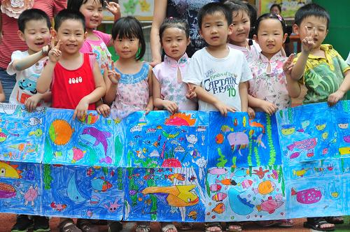 6月8日,四川省南充市順慶區(qū)金紅國際幼稚園的小朋友展示自己的海洋畫作。新華社發(fā)(李向雨 攝)