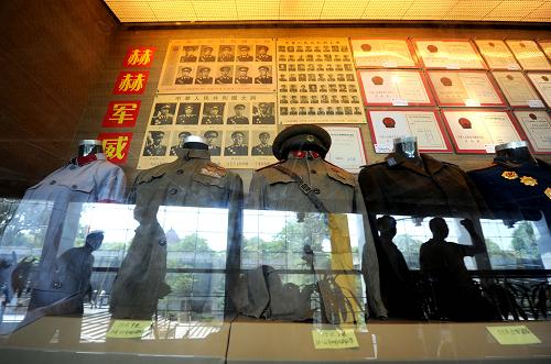 6月9日,“赫赫軍威”展示了各個(gè)時(shí)期的軍服。新華社記者 徐昱 攝