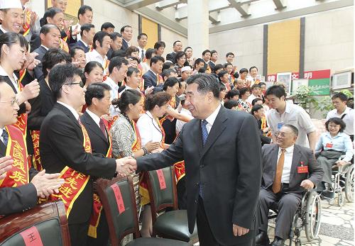 6月9日,第四次全國殘疾人事業(yè)工作會議在北京召開。中共中央政治局委員、國務(wù)院副總理、國務(wù)院殘疾人工作委員會主任回良玉出席會議并講話。會前,回良玉等會見受表彰的全國殘疾人工作先進單位和先進個人代表。新華社記者丁林攝