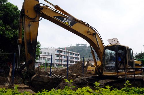 6月9日,望謨縣抗洪救災(zāi)指揮部動用大型機(jī)械幫助受災(zāi)學(xué)校清淤。新華社記者 石新榮 攝