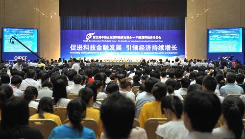 6月10日,代表在參加開幕式。當(dāng)日,第五屆中國(guó)企業(yè)國(guó)際融資洽談會(huì)——科技國(guó)際融資洽談會(huì)在天津開幕。來自國(guó)內(nèi)外的近3500家單位,將在為期三天的融洽會(huì)上進(jìn)行資本對(duì)接和交流洽談。新華社記者岳月偉攝