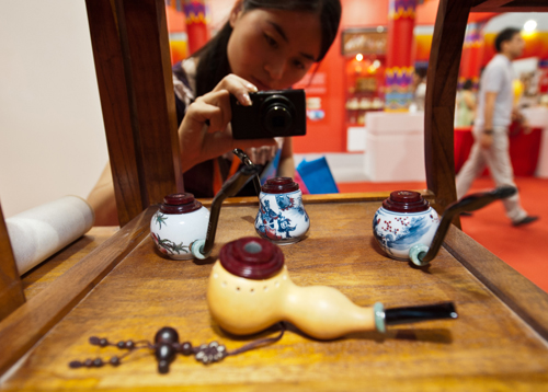 6月17日,2011北京國(guó)際旅游博覽會(huì)上展出的“北京禮物創(chuàng)意產(chǎn)品大賽”獲獎(jiǎng)作品吸引觀眾拍照。新華社記者 張宇 攝
