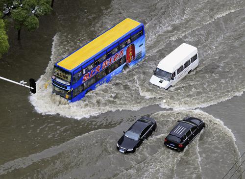 6月18日,強(qiáng)降雨襲擊武漢,車(chē)輛在武漢市雄楚大街積水路段行駛。 進(jìn)入6月以來(lái),南方地區(qū)降雨頻繁。中央氣象臺(tái)6月18日將暴雨預(yù)警連續(xù)提升兩級(jí),發(fā)布暴雨橙色預(yù)警,預(yù)計(jì)近期長(zhǎng)江流域持續(xù)強(qiáng)降雨天氣,從四川盆地到長(zhǎng)江三角洲一線都將有大雨或暴雨,局地大暴雨。 新華社發(fā)(宋建春 攝)