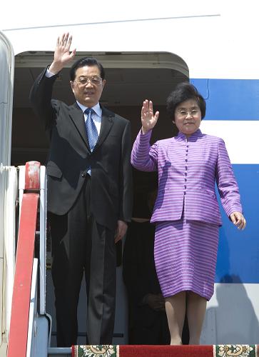 6月18日,國家主席胡錦濤乘專機(jī)抵達(dá)辛菲羅波爾,開始對(duì)烏克蘭進(jìn)行國事訪問。這是胡錦濤主席和夫人劉永清在機(jī)場(chǎng)向前來歡迎的人們揮手致意。 新華社記者李學(xué)仁攝