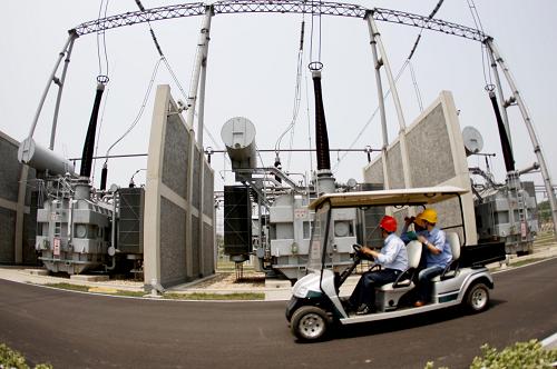6月20日,安徽淮北供電公司運(yùn)行值班員工在超高壓變電站對(duì)電網(wǎng)進(jìn)行巡視。新華社發(fā)(王文 攝)