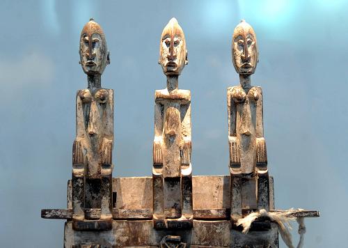 陳列在非洲古代藝術(shù)展展區(qū)內(nèi)的一件南蘇丹18世紀(jì)的實用工具“門插”(6月22日攝)。新華社記者 王頌 攝