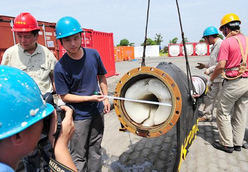 6月24日,科研人員進(jìn)行鉆冰試驗(yàn)。新華社記者 張建松 攝