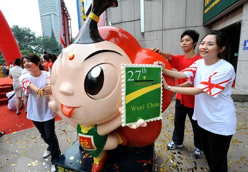 6月24日,參加巡郵活動的郵政志愿者推出以第27屆亞洲郵展吉祥物“阿福”為造型的流動郵箱。當(dāng)日,“迎亞洲郵展”巡郵南京站活動在南京鼓樓郵政大樓舉行,郵政工作者和集郵愛好者參加了亞洲郵展會旗傳遞以及紀(jì)念郵品發(fā)行、集郵展覽等郵文化活動。中國2011—第27屆亞洲國際集郵展覽(簡稱亞洲郵展)將于今年11月在江蘇無錫市舉辦,“迎亞洲郵展”的巡郵活動目前正在江蘇各地展開。新華社記者 孫參 攝