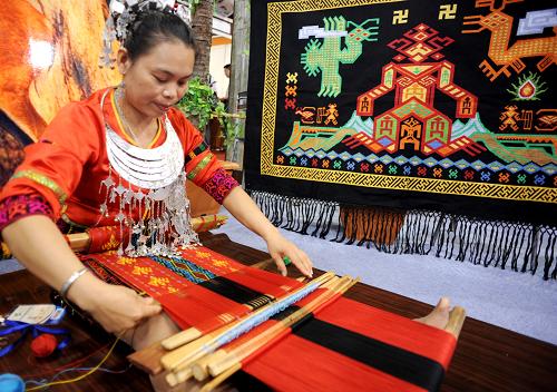 6月24日,在2011中國國際旅游商品博覽會(huì)海南展區(qū),民間藝人現(xiàn)場(chǎng)展示手工織黎錦技藝。當(dāng)日,2011中國國際旅游商品博覽會(huì)在浙江義烏國際博覽中心開幕。本屆旅博會(huì)為期4天,共有來自中國、日本、韓國、美國、土耳其、坦桑尼亞、菲律賓、布隆迪等30多個(gè)國家和地區(qū)的企業(yè)組團(tuán)參展。新華社發(fā)(張建成 攝)