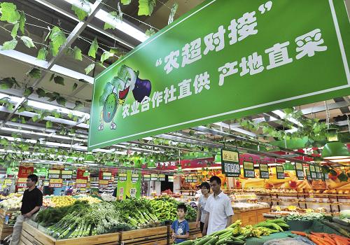 6月25日,消費(fèi)者在山東鄒平縣一家實(shí)現(xiàn)“農(nóng)超對(duì)接”的超市購(gòu)買蔬菜。山東鄒平縣在高效生態(tài)農(nóng)業(yè)生產(chǎn)中,重點(diǎn)發(fā)展設(shè)施蔬菜生產(chǎn)、畜禽養(yǎng)殖、果林種植等,并相應(yīng)成立農(nóng)業(yè)合作社,進(jìn)行集中生產(chǎn)、管理和經(jīng)營(yíng),其中50余家農(nóng)業(yè)合作社與多家超市進(jìn)行對(duì)接,實(shí)現(xiàn)優(yōu)質(zhì)農(nóng)產(chǎn)品與市場(chǎng)的無(wú)縫銜接。新華社發(fā)(董乃德 攝)