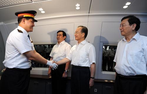 這是溫家寶總理在發(fā)車前與京滬高鐵首發(fā)列車駕駛員握手。新華社記者 王曄 攝
