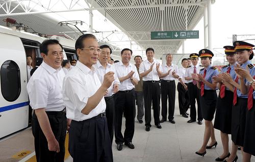 這是溫家寶總理到達(dá)廊坊車站。新華社記者 張鐸 攝