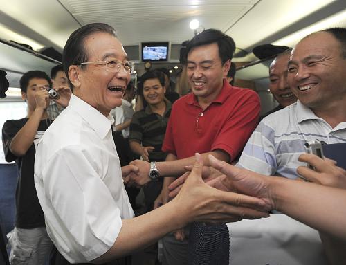 這是溫家寶總理與乘客在一起。 6月30日,京滬高速鐵路全線建成通車,國務(wù)院總理溫家寶出席通車運(yùn)營儀式并乘首發(fā)列車考察運(yùn)營情況。 新華社記者 馬占成 攝