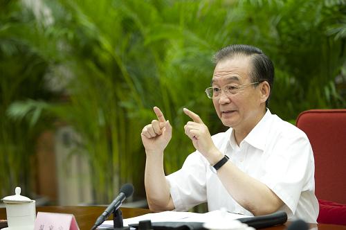 7月4日至11日,國務院總理溫家寶先后召開四次經濟形勢座談會,分別聽取部分省政府負責人、企業(yè)界負責人和經濟專家意見和建議。這是7月11日,溫家寶主持召開經濟形勢專家座談會。新華社記者 黃敬文 攝