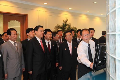 7月12日,正在朝鮮進(jìn)行友好訪問的中國(guó)友好代表團(tuán)團(tuán)長(zhǎng)、中國(guó)國(guó)務(wù)院副總理張德江(前左二)參觀平壤金日成綜合大學(xué)的電子圖書館。當(dāng)天,張德江在平壤萬壽臺(tái)議事堂會(huì)見了朝鮮最高人民會(huì)議常任委員會(huì)委員長(zhǎng)金永南,并在朝鮮副外相金亨俊陪同下參觀考察了平壤大同江果樹農(nóng)場(chǎng)和金日成綜合大學(xué)。新華社記者張利攝