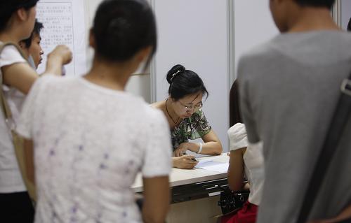 2011暑期北京地區(qū)畢業(yè)生招聘月正式啟動(dòng) 7月13日,求職的學(xué)生正在與招聘單位進(jìn)行交流。 當(dāng)日,北京市舉辦的“2011年暑期北京地區(qū)畢業(yè)生供需見(jiàn)面、雙向選擇招聘月”活動(dòng)正式啟動(dòng)。從7月13日起至8月12日,“招聘月”活動(dòng)將為有求職意愿的學(xué)生提供不少于兩次的推薦機(jī)會(huì)。據(jù)記者了解,由于畢業(yè)生就業(yè)渠道和就業(yè)崗位的增加,參加當(dāng)日招聘會(huì)的求職者人數(shù)較往年明顯減少。 新華社發(fā)(萬(wàn)象 攝)