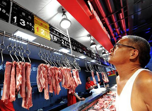 7月15日,市民在福州一家超市觀看下調(diào)后的豬肉價格。新華社記者張國俊攝
