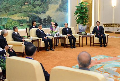 7月24日,國(guó)務(wù)院總理溫家寶在北京人民大會(huì)堂會(huì)見由前眾議院議長(zhǎng)河野洋平率領(lǐng)的日本國(guó)際貿(mào)易促進(jìn)協(xié)會(huì)2011年度訪華團(tuán)。新華社記者 李濤 攝