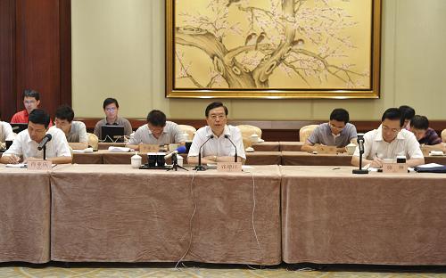這是張德江主持召開現(xiàn)場會。新華社記者王曄攝