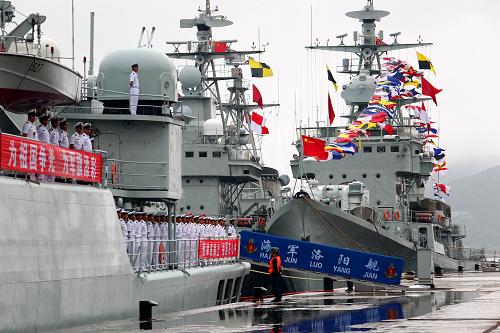 7月25日,“洛陽(yáng)”號(hào)導(dǎo)彈護(hù)衛(wèi)艦準(zhǔn)備起航。新華社記者 查春明 攝