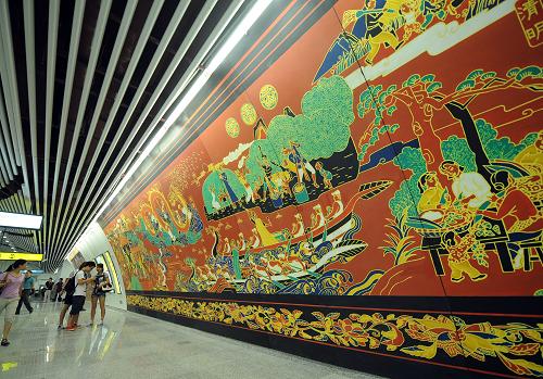 7月28日,市民在沙坪壩車站參觀。新華社記者 周衡義 攝