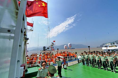 7月30日,福州市百姓家庭在福建公安邊防總隊(duì)海警一支隊(duì)巡邏艇上觀看升國(guó)旗儀式。當(dāng)日,福建公安邊防總隊(duì)海警一支隊(duì)舉行迎“八一”警營(yíng)開放日活動(dòng),30多個(gè)福州市百姓家庭登上海警巡邏艇,體驗(yàn)海警生活,共同迎接“八一”建軍節(jié) 。新華社記者 張國(guó)俊 攝