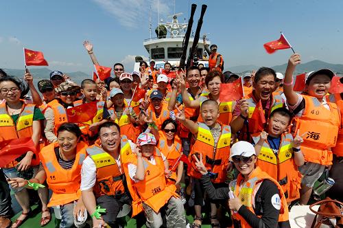 7月30日,福州市百姓家庭在福建公安邊防總隊(duì)海警一支隊(duì)巡邏艇上參觀合影。新華社記者 張國(guó)俊 攝