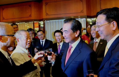 7月29日,中共中央臺辦、國務院臺辦主任王毅(中)在美國芝加哥同旅美臺胞交談。中共中央臺辦、國務院臺辦主任王毅當日在中國駐芝加哥總領館為旅美臺胞代表舉行招待會并發(fā)表講話。王毅表示,今年是兩岸關系承前啟后的重要年頭,受到各方關注,大陸方面在兩岸關系上的主要看法可以用三個“共同”來概括,即:兩岸關系和平發(fā)展的成果應由兩岸同胞共同享有,兩岸關系和平發(fā)展的局面需要兩岸同胞共同維護,兩岸關系和平發(fā)展的未來要靠兩岸同胞共同開創(chuàng)。新華社發(fā)(蔣新彤 攝)