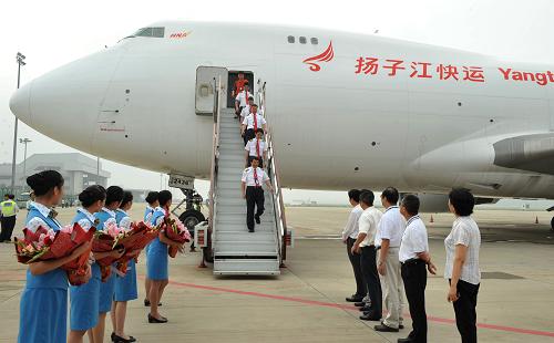 7月30日,在河南省鄭州市新鄭國際機場,揚子江快運航空有限公司參加洲際新航線首航的機組人員走下飛機。新華社發(fā)(丁友明 攝)