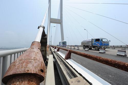 銅陵長江公路大橋鋼索和護欄銹跡斑斑(7月21日攝)。 近日,一則關于安徽銅陵長江公路大橋存在嚴重安全隱患的帖子被網(wǎng)民再次關注。由于這座大橋的施工單位是近來被質(zhì)疑為“塌橋公司”的湖南路橋集團公司,因此,這座被譽為“皖江第一橋”大橋的安全狀況引起了網(wǎng)友和業(yè)內(nèi)人士的議論和擔憂。近日,新華社“中國網(wǎng)事”記者趕赴銅陵長江公路大橋?qū)嵉夭稍L,該橋管理處的專家表示,網(wǎng)曝內(nèi)容屬實。目前,安徽省已對大橋投入6000余萬元維修和加固,近期工程即將完工。新華社記者 李健 攝