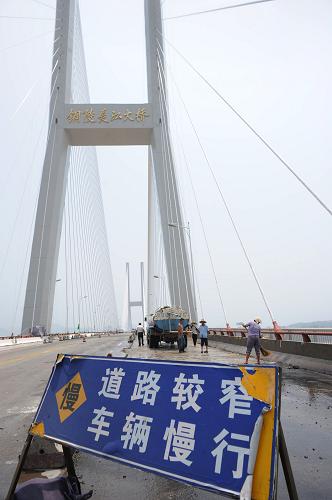 銅陵長江公路大橋路面正在維修中(7月21日攝)。新華社記者 李健 攝
