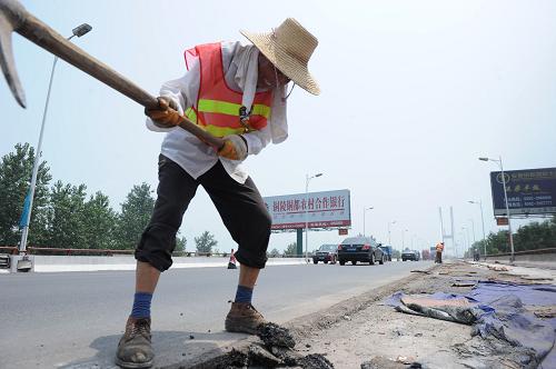 工人在維修銅陵長江公路大橋路面(7月21日攝)。新華社記者 李健 攝