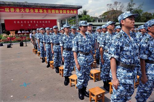 8月8日,來(lái)自香港各大學(xué)的75名男生和25名女生在開營(yíng)升國(guó)旗儀式上行注目禮。當(dāng)日,“第一屆香港大學(xué)生軍事生活體驗(yàn)營(yíng)”開營(yíng)典禮在駐港部隊(duì)新圍軍營(yíng)舉行。為期11天的體驗(yàn)營(yíng)里,來(lái)自香港各大學(xué)的100名大學(xué)生將參加軍事及紀(jì)律訓(xùn)練、專題講座、新式武器參觀等多項(xiàng)活動(dòng)。新華社記者 陳曉偉 攝