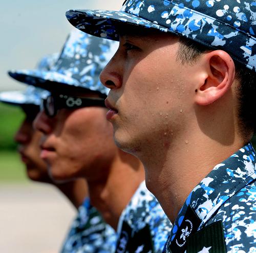8月8日,香港大學(xué)生在陽(yáng)光下訓(xùn)練站軍姿。新華社記者 陳曉偉 攝