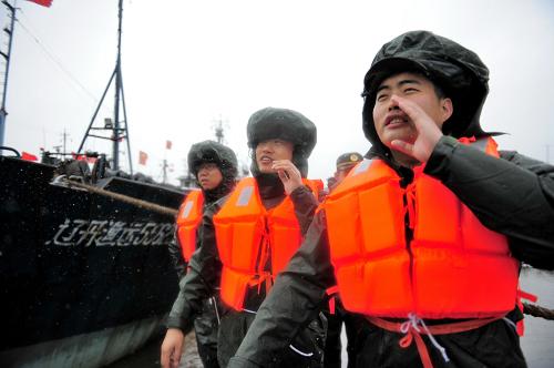 8月8日下午,丹東邊防支隊新溝邊防派出所官兵在碼頭對漁船進行安全排查。新華社發(fā)(劉海東 攝)