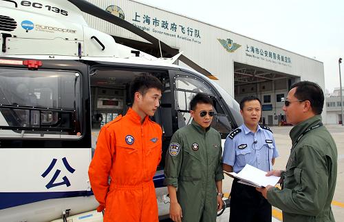 8月8日,機(jī)長(zhǎng)鹿令衛(wèi)(右)向機(jī)組人員下達(dá)飛行巡查任務(wù)。新華社記者 凡軍 攝