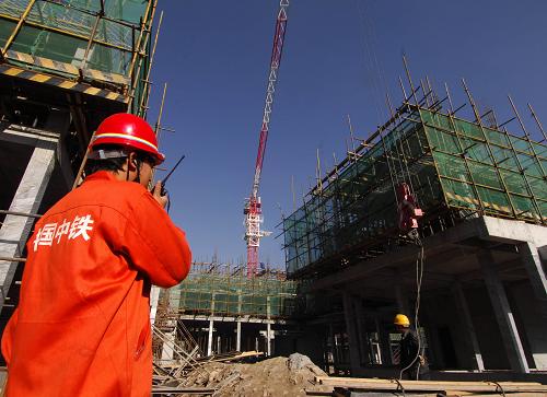 8月8日,一名中國中鐵建工集團(tuán)工人在玉樹縣結(jié)古鎮(zhèn)勝利路商住組團(tuán)的工地上用對講機指揮吊車。新華社記者 吳光于 攝