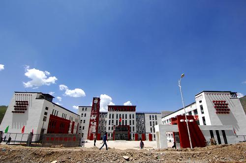 這是由中國建筑援建的、即將竣工的玉樹州紅旗小學(xué)(8月9日攝)。新華社記者 吳光于 攝
