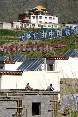 這是由中國鐵建援建的玉樹縣結(jié)古鎮(zhèn)代格村的農(nóng)牧民住房(8月9日攝)。新華社記者 吳光于 攝